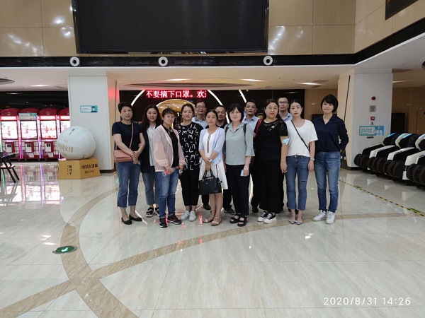 安徽鹽業(yè)地產(chǎn)集團公司機關(guān)第一、第二黨支部組織觀看愛國主義題材影片《八佰》