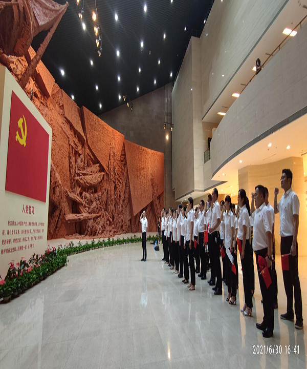 徽鹽地產(chǎn)集團開展“追憶歷史，重溫入黨志愿書”主題活動