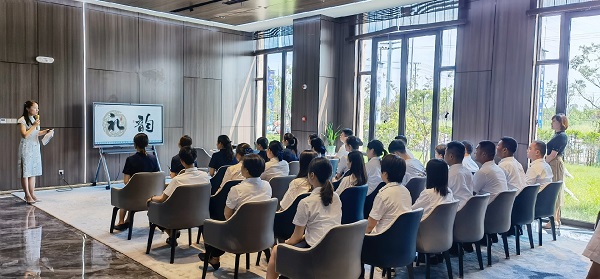 徽鹽地產(chǎn)集團公司霍邱項目開展禮儀培訓