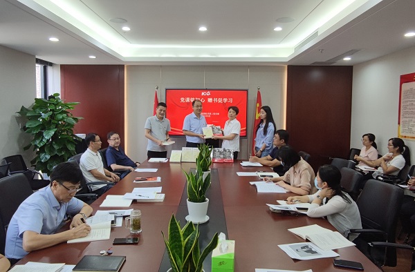 黨課銘初心，贈書促學(xué)習(xí)——徽鹽地產(chǎn)集團(tuán)機(jī)關(guān)第二黨支部推動黨史學(xué)習(xí)教育再升溫
